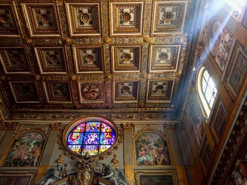 Goldene Decke der Basilika in Rom