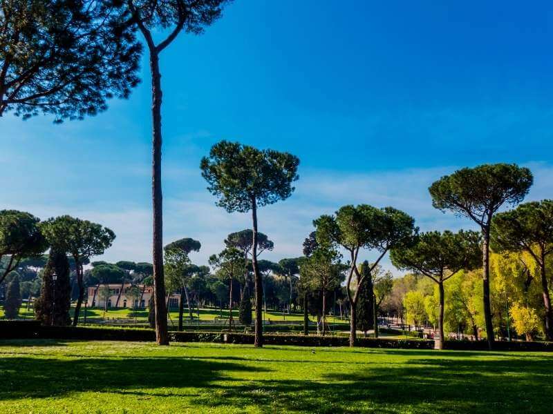Pause im Park Villa Borghese in Rom