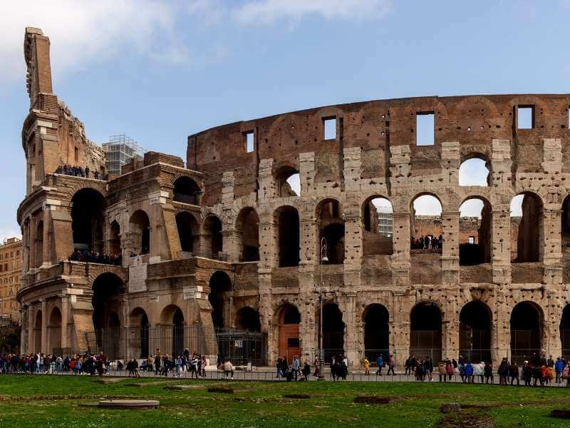 Touristen im Kolosseum Roms