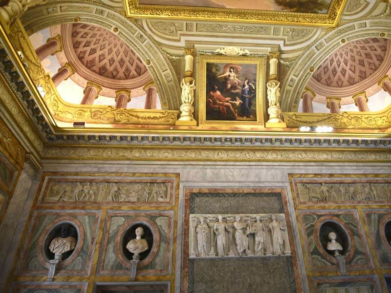 Galleria-Borghese-Innenraum-mit-Skulpturen