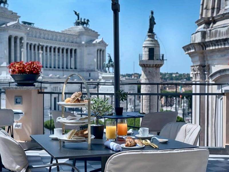 Hotel Collection Roma Fori Imperiali Dachterrasse mit Frühstückstisch
