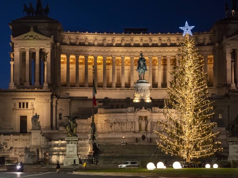 Weihnachtsbaum-am-Vittorio-Denkmal-in-Rom