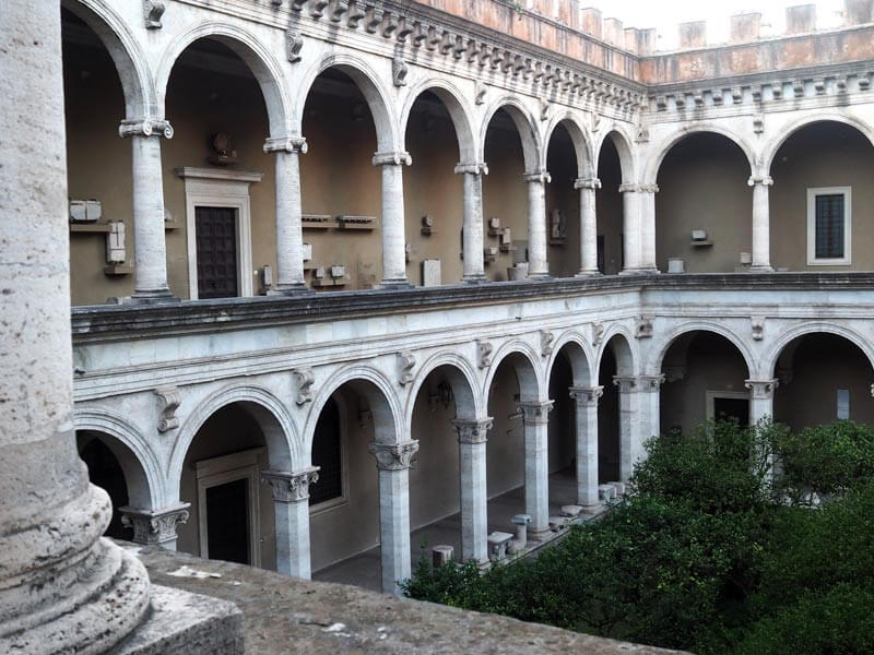 Fassade-Hof-Palazzo-Venezia-Rom