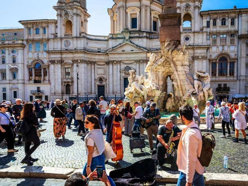 Touristen an der Piazza Navona
