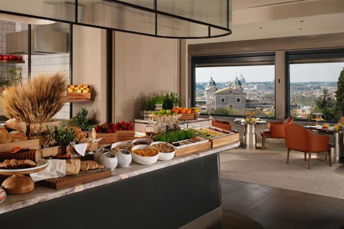 Frühstücksbuffet-im-luxuriösen-Hotel-Eden-Rom