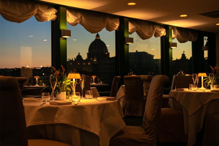 Restaurant-Hotel-Nähe-Vatikan-mit-Petersdom-Blick