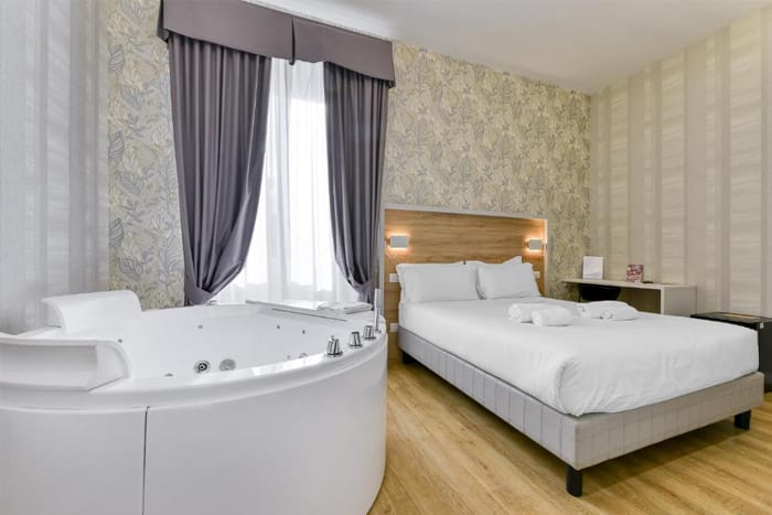 Rom-Hotelzimmer-mit-privatem-Whirlpool-im-Zimmer