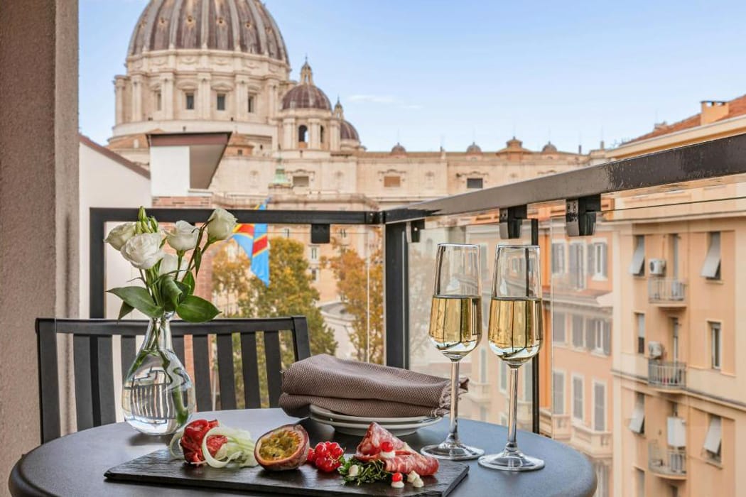 Starshotel-Michelangelo-Rom-mit-Balkon-und-Petersdom-Blick