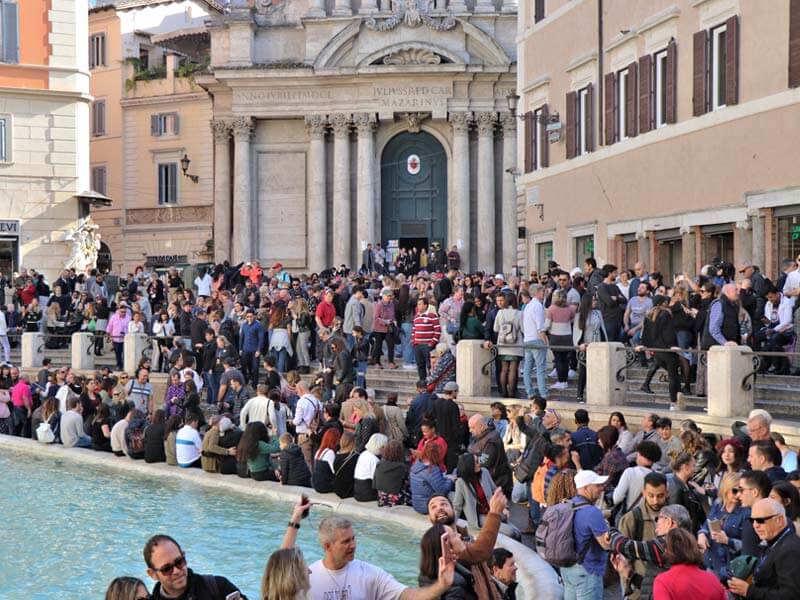 Touristen-am-Trevi-Brunnen-in-Rom
