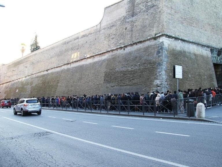 Touristenschlange am Eingang der Vatikanischen Museen