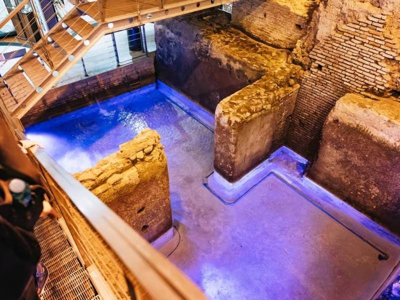 Unterirdische Underground Tour am Trevi Brunnen Rom