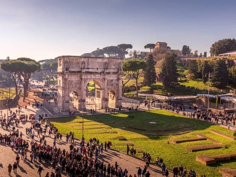 Warteschlange mit Touristen am Kolosseum Rom