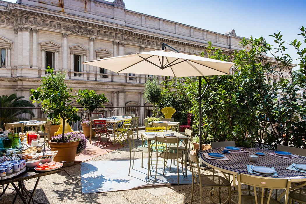 Dachterrasse-mt-Frühstück-Hotel-Salotto-Monti-Rom-Zentrum