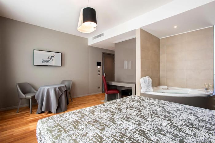 Fortyfive-Squared-Hotel-Rom-mit-Whirlpool-im-Zimmer