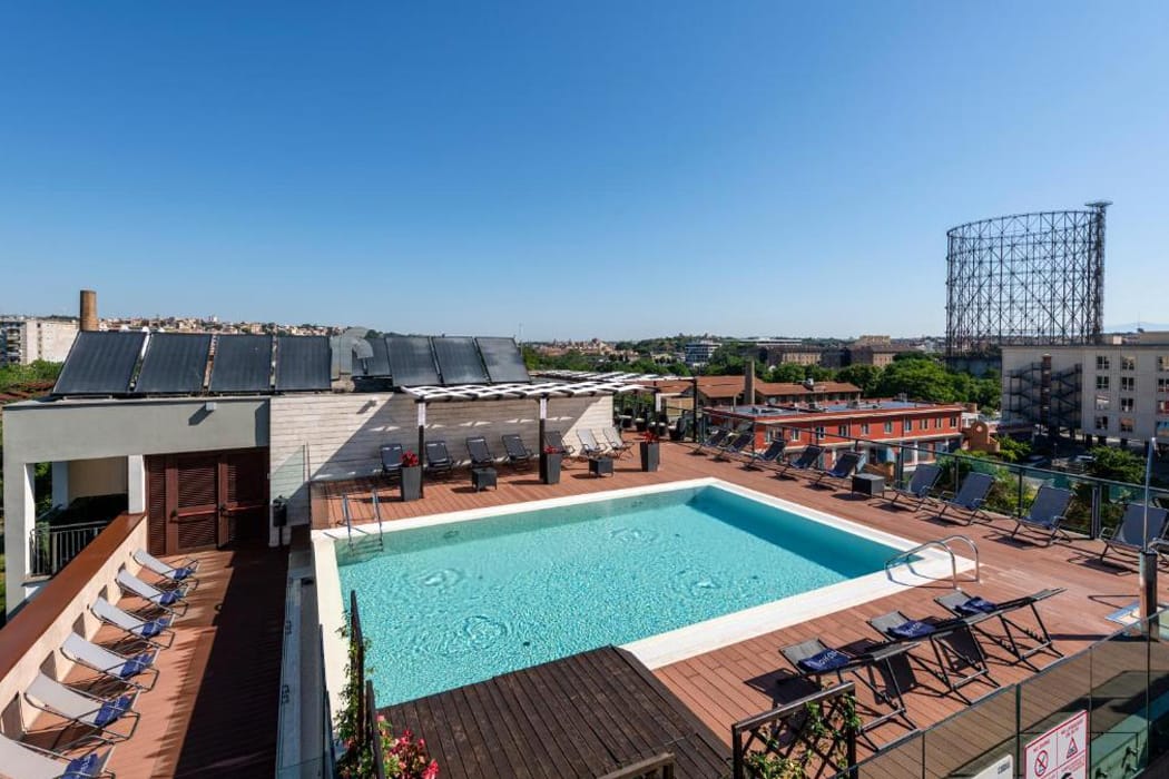 H10-Hotel-Roma-Città-mit-Pool-auf-dem-Dach