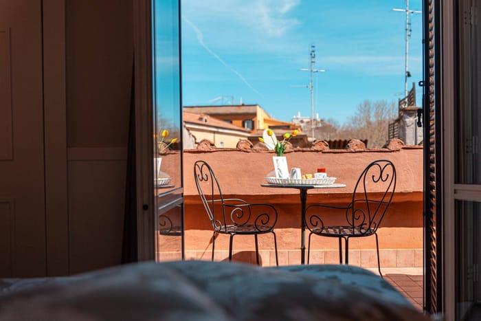 Hotel-Zimmer-mit-Balkon-an-der-Spanischen-Treppe