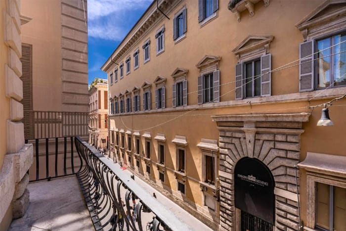 Hotelzimmer-Goldoni-47-mit-Balkon-in-Rom