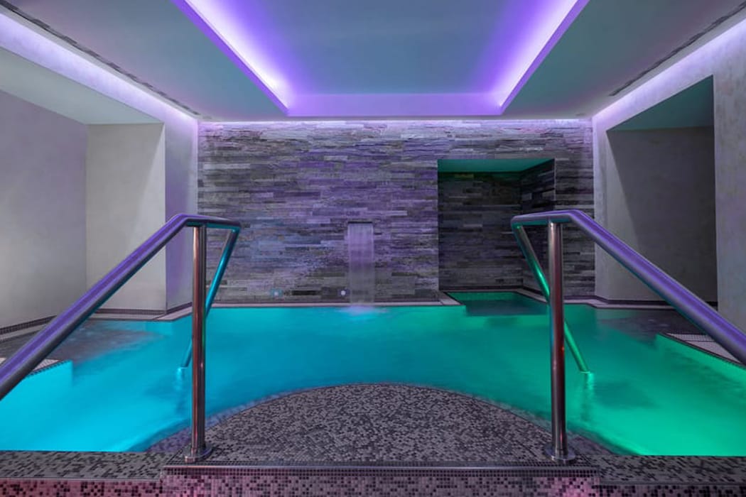 Innenpool-Hotel-Artemide-Rom