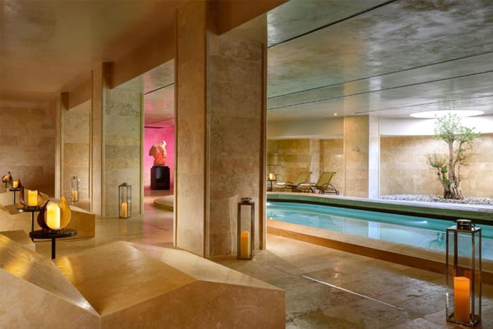 Innenpool-im-A.Roma-Lifestyle-Hotel
