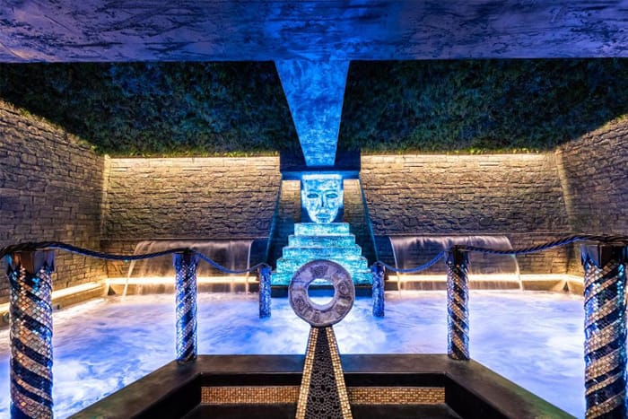 Pool-im-Wellnesshotel-Trilussa-Rom