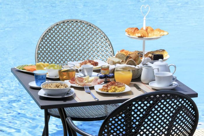 Rom-Hotel-Frühstück-am-Pool