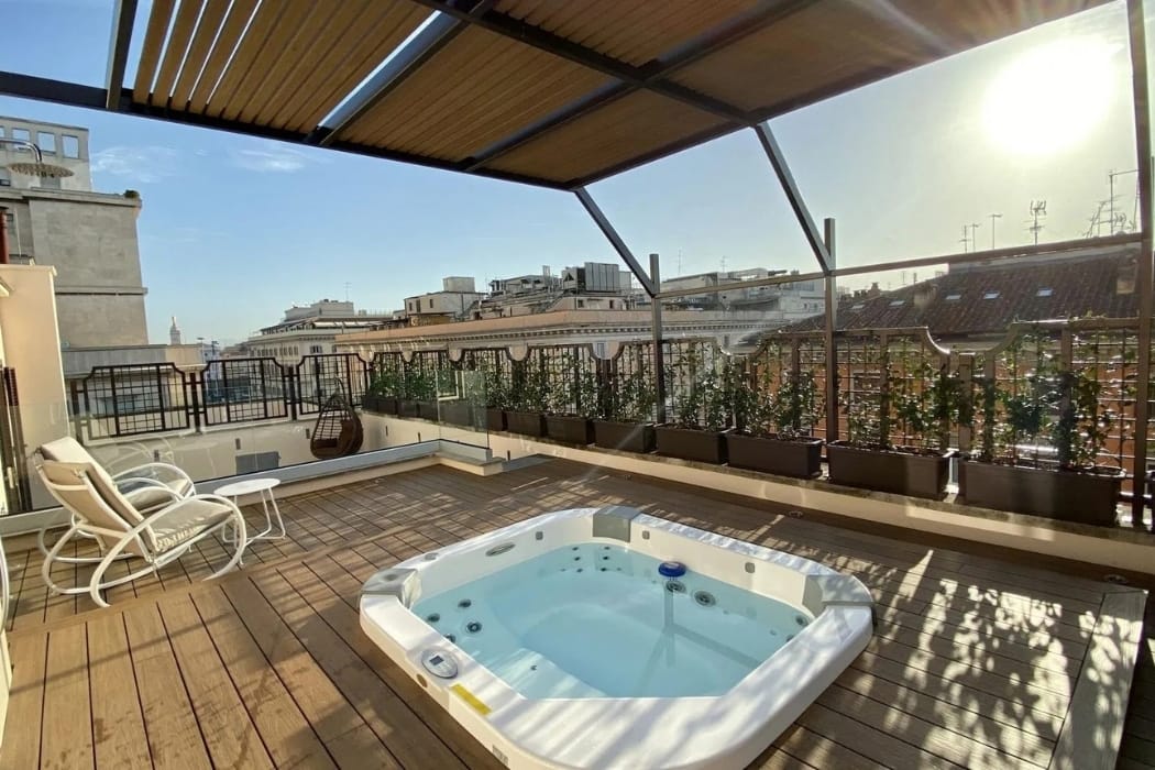 Romantik-Hotel-Rom-mit-privatem-Whirlpool-auf-dem-Dach