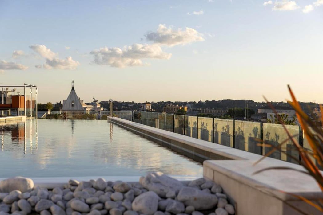 Rooftop-Pool-im-Hotel-Anantara-Palazzo-Naiadi-Rom