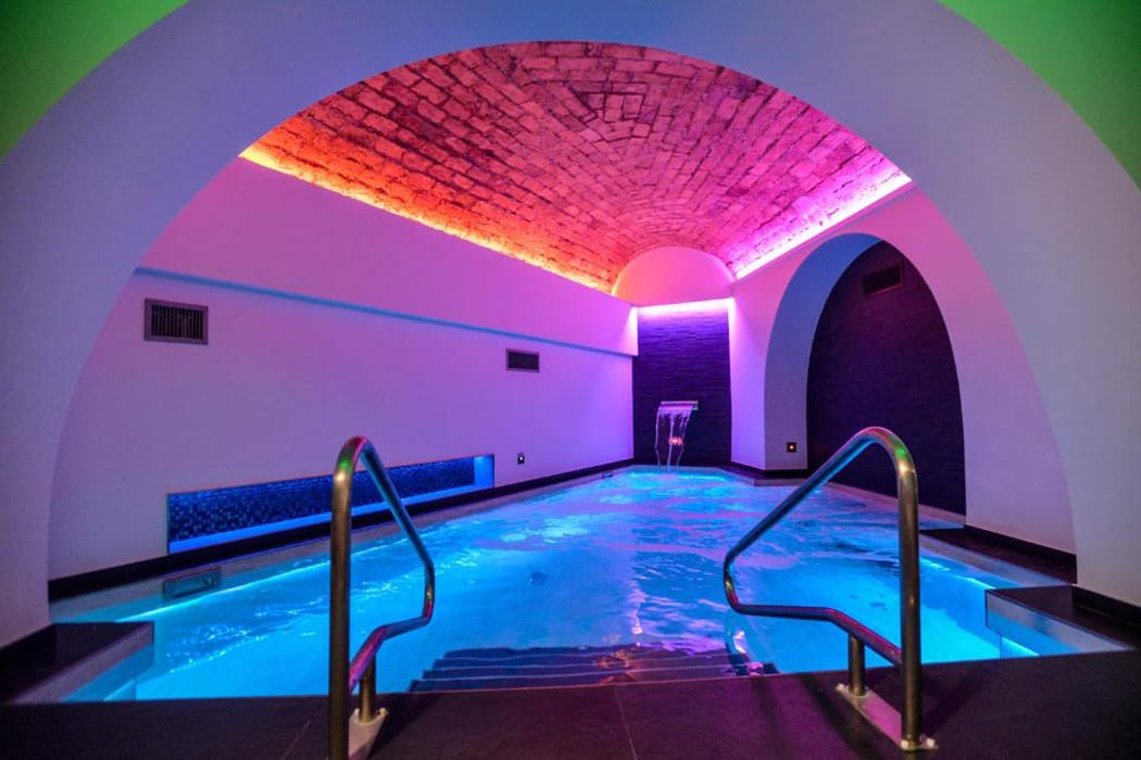 Schwimmbad-Wellnesshotel-THE-ONE-Boutique-Hotel-&-Spa-Rom