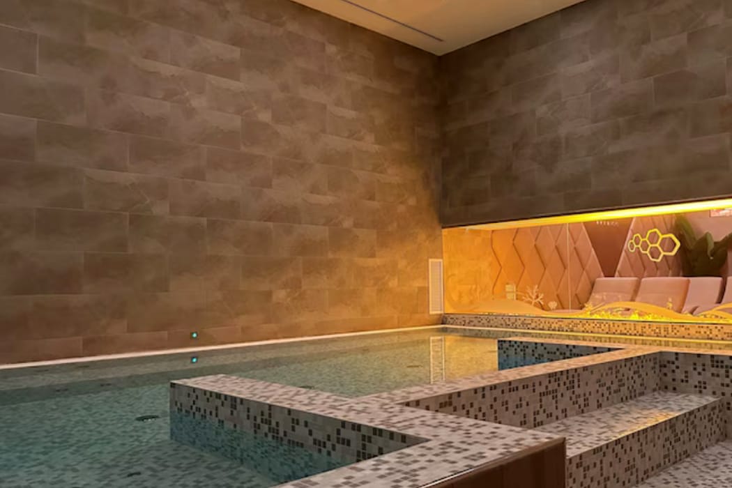 Wellness-Hotel-Rom-The-Hive-Pool